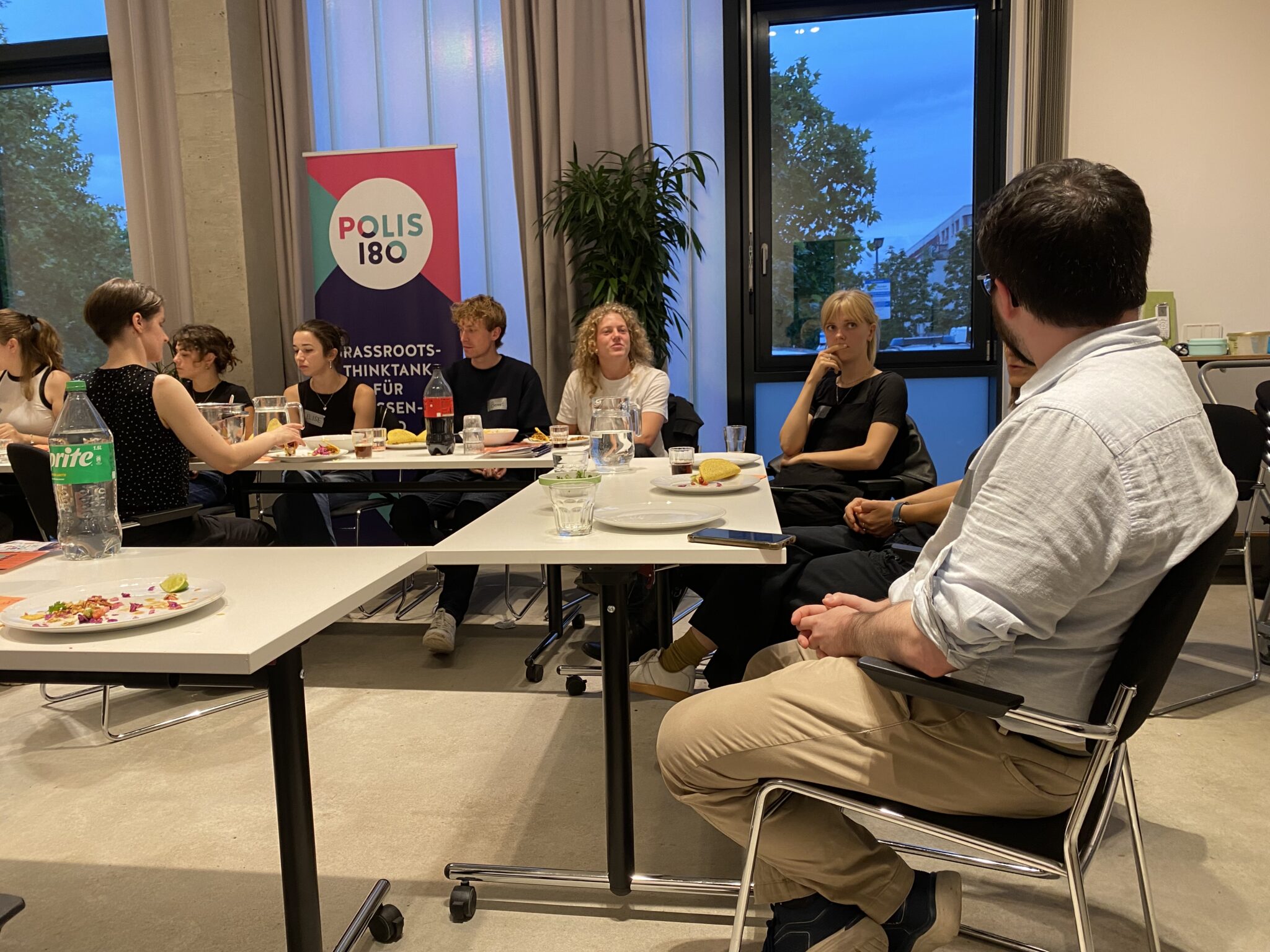 Seit Donald Trump steht die US-Zollpolitik für dauerhafte Unsicherheit in der internationalen Staatengemeinschaft. Im Rahmen der Auftaktveranstaltung der diesjährigen „Polis kocht“-Reihe diskutierten die Programmbereiche Europäische Wirtschaftspolitik und The America(n)s mit Dr. Laura von Daniels von der Stiftung Wissenschaft und Politik über Trumps Zollpolitik und ihre Folgen für den transatlantischen und globalen Handel. Während der Veranstaltung wurden themengerecht vegane, individuell gestaltbare Tacos serviert.