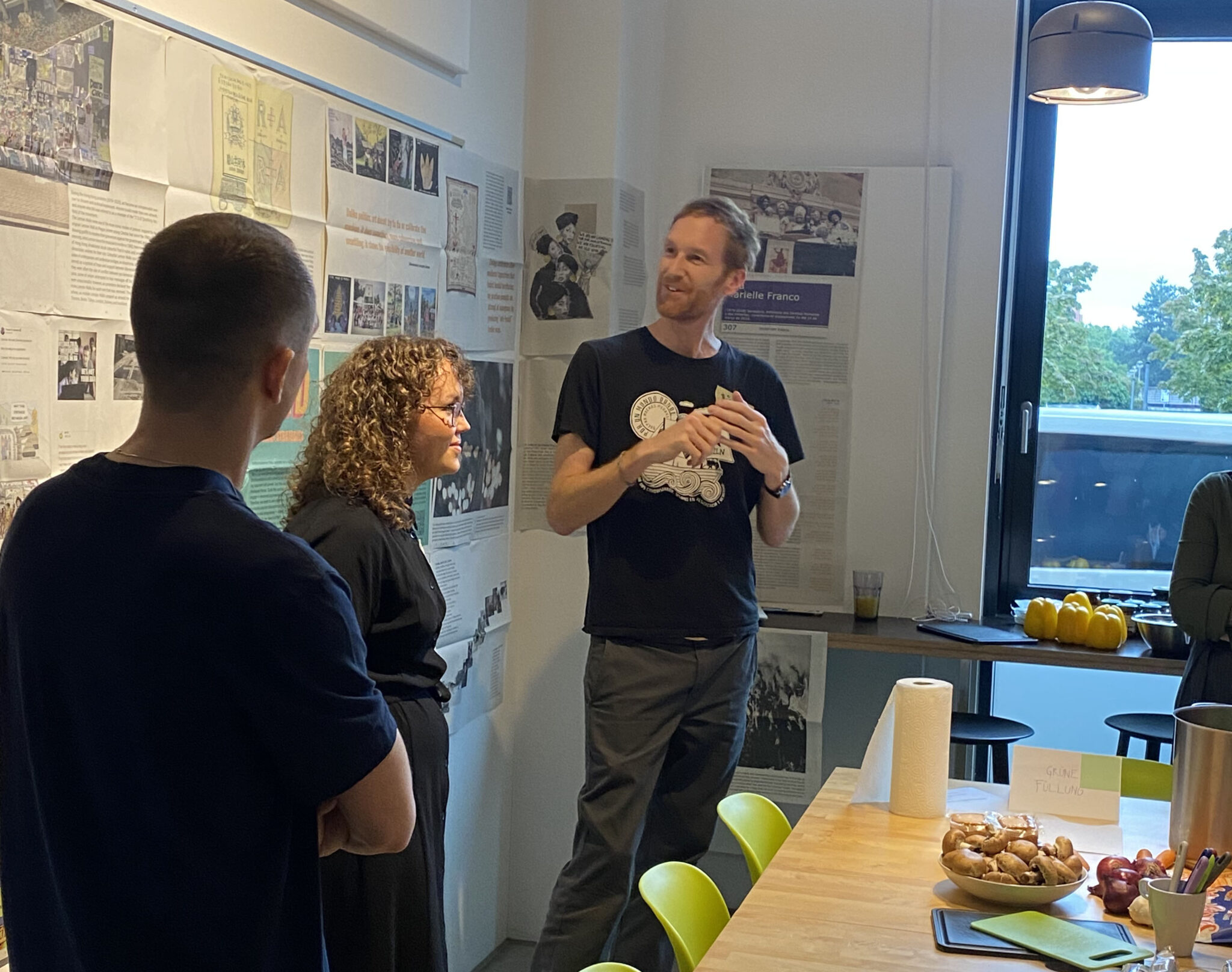 Wie gehen wir als Gesellschaft mit der zunehmenden Emotionalisierung politischer Kommunikation um? Insbesondere genderbezogene Themen werden in diesem Zusammenhang von rechtspopulistischen Bewegungen instrumentalisiert. Rechtspopulistische Diskurse mobilisieren tradierte Familienbilder und verknüpfen diese mit nativistischen Vorstellungen nationaler Identität. Welche affektiven Strategien lassen sich dem entgegensetzen? Diese und ähnliche Fragen standen im Zentrum der Veranstaltung „Polis kocht! Politik, Emotionen und Gender“ der Programmbereiche Gender und internationale Politik & (Un)making Democracy mit den Gäst*innen: Dr. Lisa Zehnter, Dr. Patrick Wielowiejski und Dr. Börries Nehe.