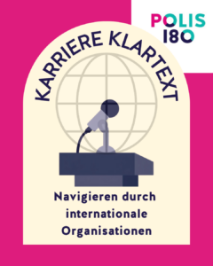 Karriere Klartext: Navigieren durch internationale Organisationen. Sichtbar ist ein Pult mit Mikrofon und ein Globus im Hintergrund.